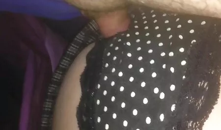 Tetovált barna játszik ujját punci, játék old young szex