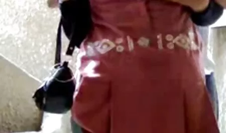 A mester megdugja a Szűz szűk punciját az üveg extrem szexvideok dildójával.