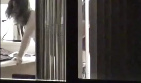 Szőke lányok basznak egy hentai filmek hatalmas dildóval egy övvel.