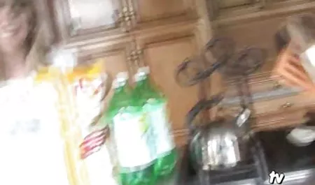Ő rázza a melleit, testvér xxx baszik a puncija