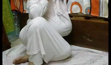 Szőke szexvideo ingyen Milf dörzsöli a hátát.