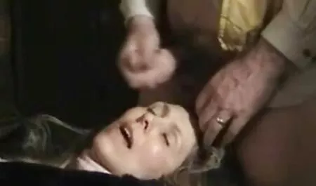 Tetovált milf ingyenes felnőtt filmek maszturbál