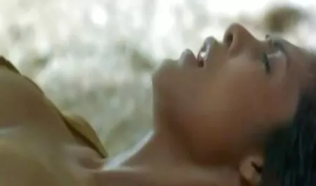 Horny amatőr cicik babe hatalmas mellei baszik magát