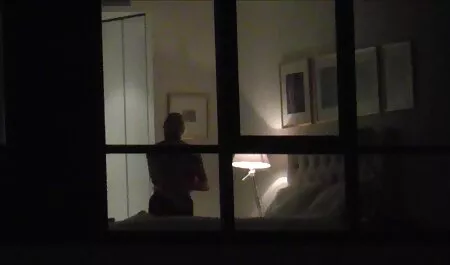 Tetovált Tini nagy farok szex zuhany maszturbál egy rés játék