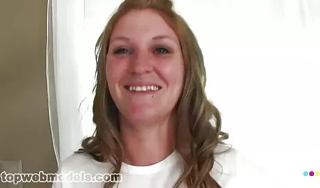 A ProduersFun-aranyos szőke tini disznó seggét Lexxxus ujjazás szex baszik egy pornó producer.