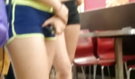 Az aranyos, szexi latin maszturbál kukolo szex vele szőrös punci.