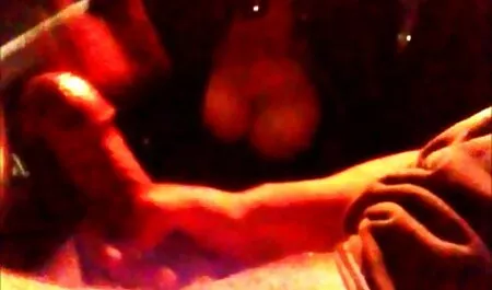 Ladyboy maszturbál fürdőszoba szex grupen