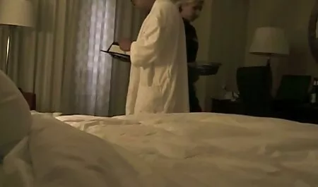 Az aranyos vörös amatőr ingyenes sexvideok videó megy egyedül a webkamera előtt