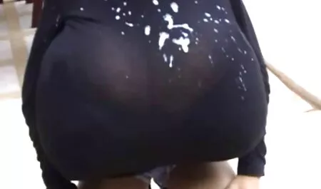A szemüveg mellre élvezés csavarása a fogak fogmosása közben